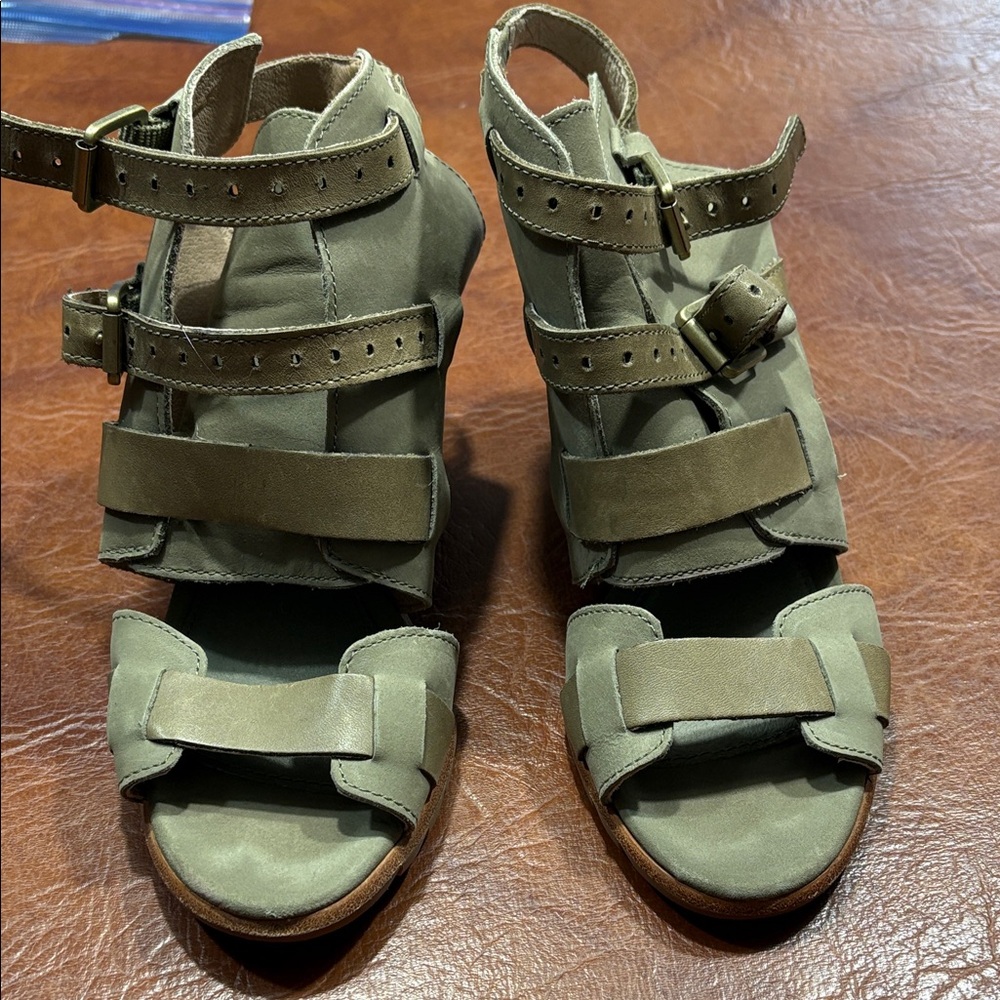 SOREL light army green sandals 8.5 wore twice fabulous condition